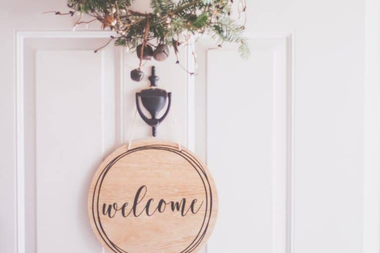 19 Front Door Decor Ideas That You Can DIY Yourself