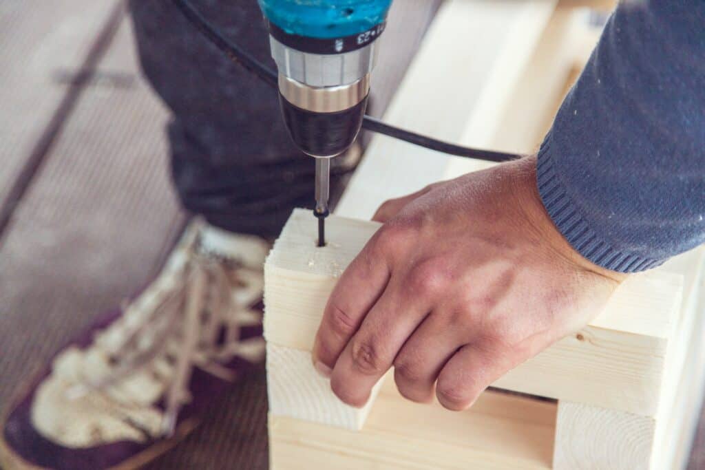 screw won't tighten in wood